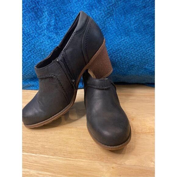Women's Clarks Sashlin Aleta Bootie - Picture 2 of 9